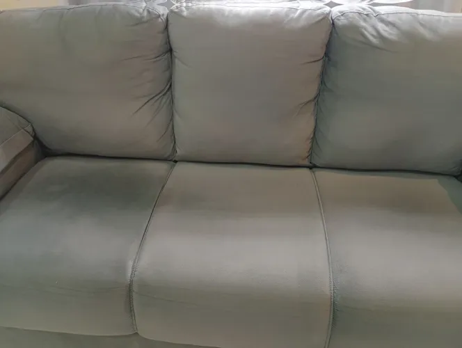 Vendo sofá de três lugares em bom estado.