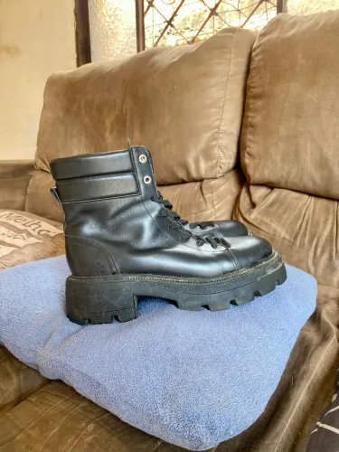 Vendo bota coturno cano médio da Arezzo