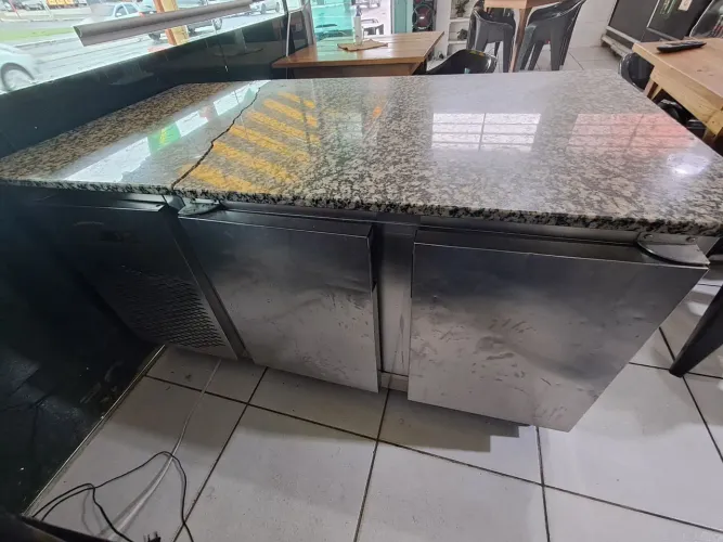Vendo balcão refrigerado horizontal com tampo de mármore 
