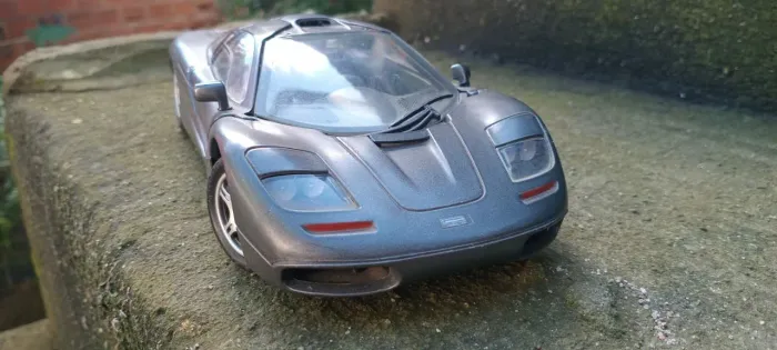 Miniatura McLaren F1 cinza - Maisto 1/18