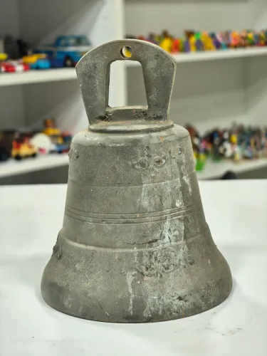 Lindo Sino Antigo em Metal 18cm