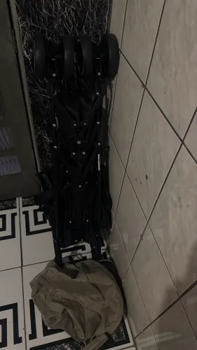 Carrinho de bebê desmonta fácil