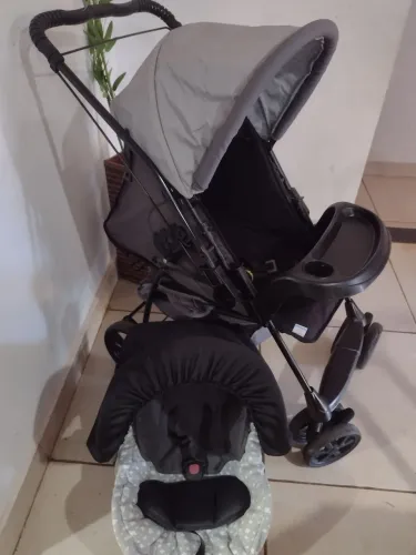 Carrinho com bebê conforto 