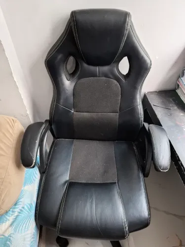 Cadeira de escritório/gamer com acochoamento e inclinação ajustavel (180º)