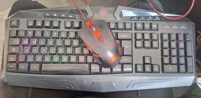 kit de teclado e mouse gamer Redragon Essentials S101-1 na cor preta.