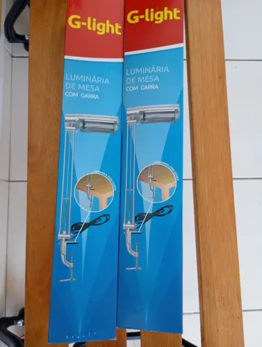 02 Luminárias novas de mesa com garra por 40,00