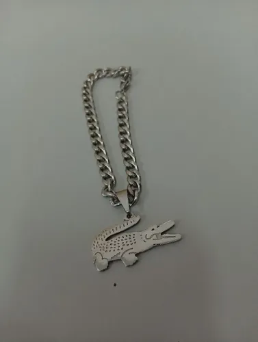 Pulseira banhada a prata da Lacoste.