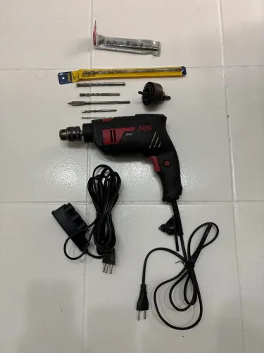 Furadeira Skil 550W + Brocas + Serra Copo + Extensão
