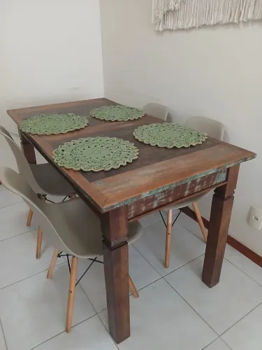 Mesa de madeira com 4 cadeiras