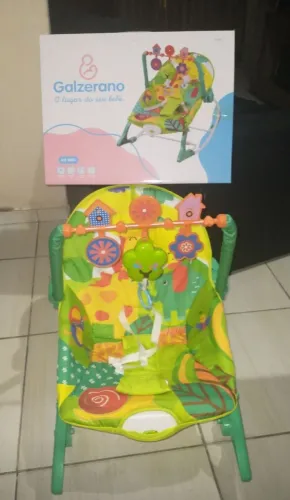 Cadeira Nova De Descanso Nino Galzerano Com Três Brinquedos Interativos Sendo Um Musical