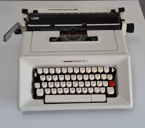 Máquina de escrever Olivetti Studio 46