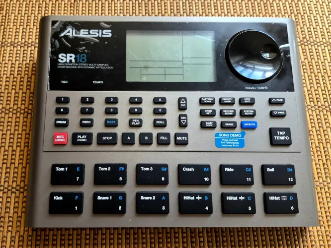 Bateria Eletrônica - Alesis SR-18 Portátil com Efeito | Produto Novo | Caixa Original