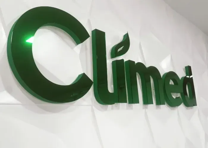 Letreiros em PVC expandido caixa alta. Acrílico. Chapa galvanizada. Luminosos. Placas