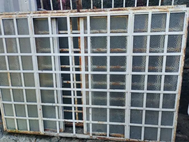 Janela de ferro com grade de proteção