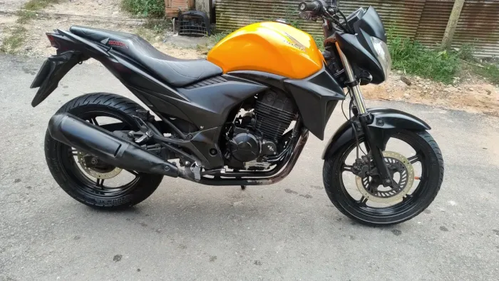 Vendo CB:300. Valor :10 Mil