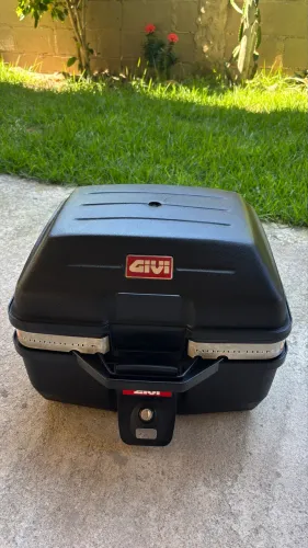 Baú Givi 27 litros com suporte 