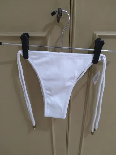 Parte de baixo do biquíni branco