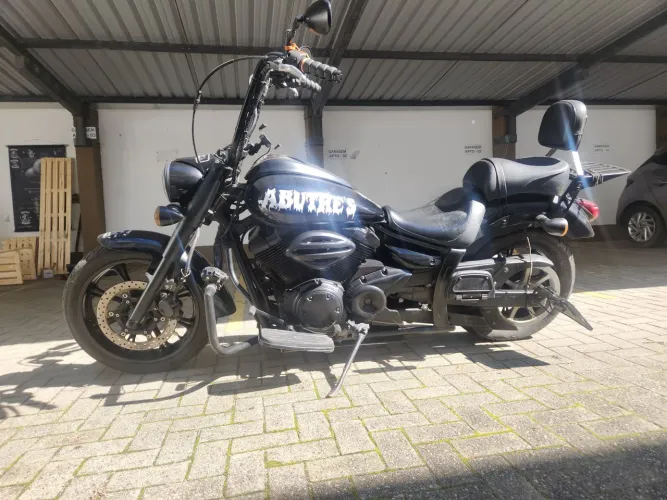 Yamaha Midnight 950 preta 2009, guidão seca, escapamento esportivo, placa lateral 
