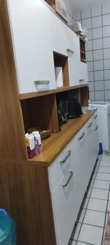 Armário de cozinha Nesher com torre de energia