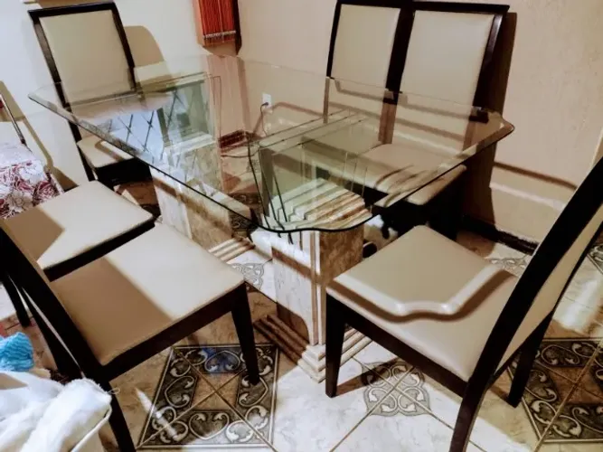 Mesa de jantar, 6 lugares, bases em mármore e vidros temperados, tampo cristal trabalhado