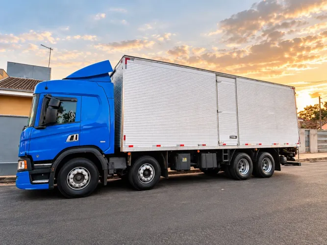 Scania P320 8x2 Bitruck 2020 Baú 9,20m
