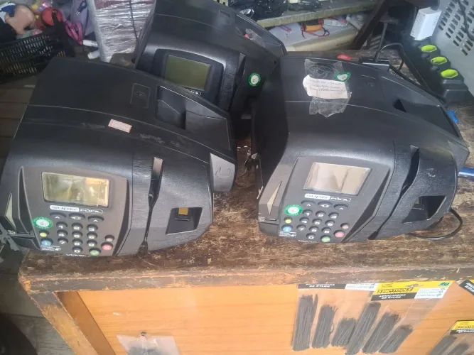 3 relógios de ponto eletrônico