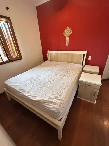 Cama Queen( sem colchão)+ 2 mesa cabeceira em madeira maciça.