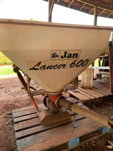 Esparramadeira adubo JAN por R$ 3.200,00 (três mil e duzentos reais) à vista.