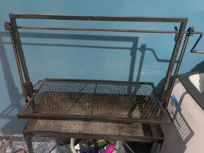 Vende-se churrasqueira e faço entrega 300,00