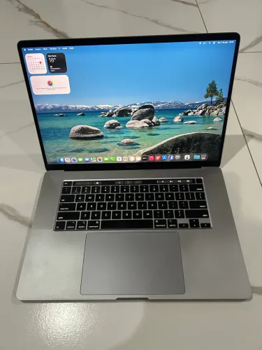 MACBOOK PRO TOUCHBAR 16 inch 2019 i7 16GB RAM 512 SSD placa AMD 4GB