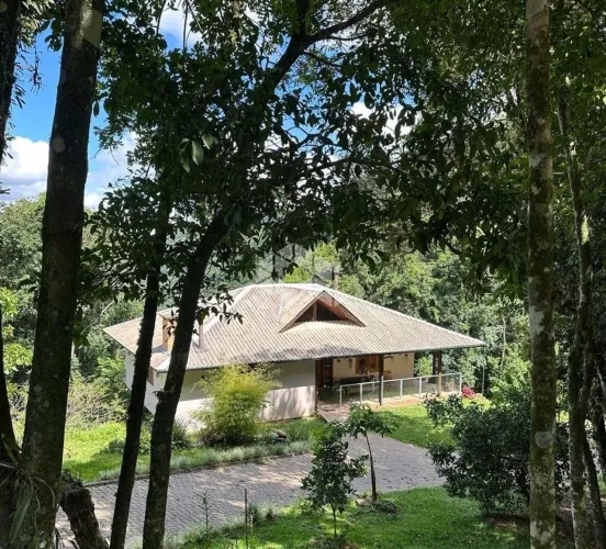 Sítio com 4.4 hectares com cachoeiras com casa 3 dormitórios em Gramado