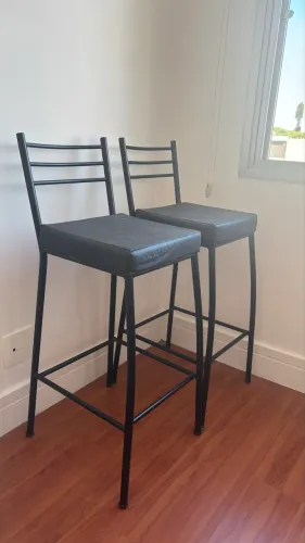 Banqueta alta de ferro com almofada