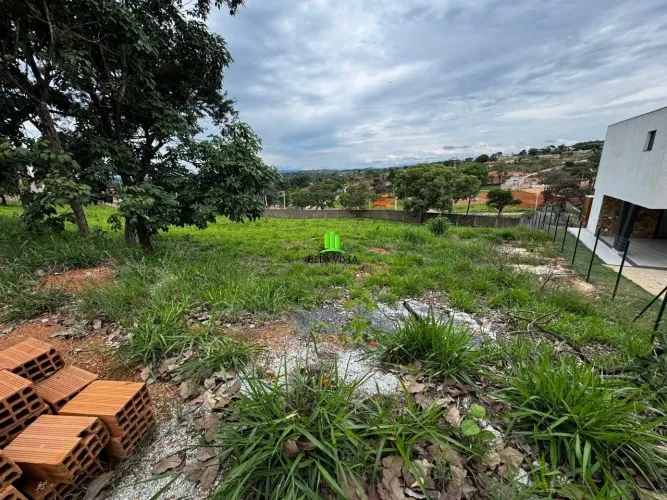 Lote de 1.002,41 m² em Cond. Champagne