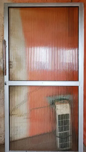 Vendo ou troco por guarda roupa, cômoda espaçosa ou armário suspenso