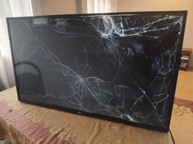 Torro TV 43" polegadas LG tela quebrada p/peças