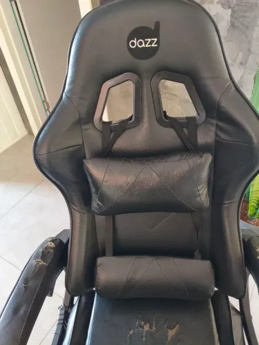 Cadeira gamer X-ROCKER DAZz estrutura está boa detalhes no tecido.