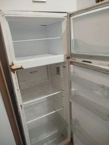 Geladeira funcionando, porém está enferrujado e parte de baixo não gela *