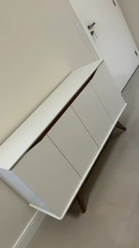 Buffet Branco com madeira 