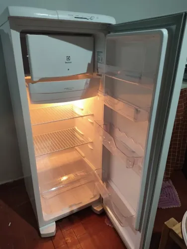 GELADERIA ELECTROLUX 240L