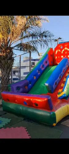 Tobogã inflável escorrega 