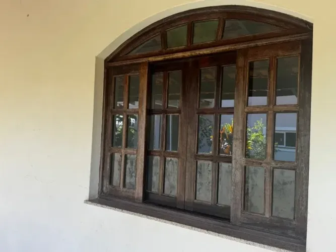 03 peças - JANELAS em madeira ITAUBA modelo colonial, com um elegante formato superior em 