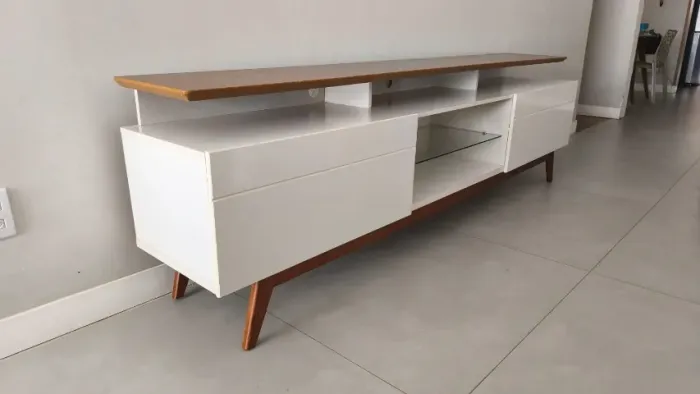 Rack para sala de TV 2,18m branco e amadeirado - ótimo estado