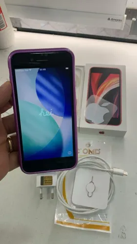 iPhone SE com 64GB de armazenamento e tom de vermelho.