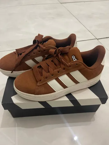 Tênis Adidas Original - marrom