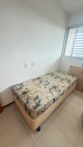 Vendo cama de solteiro box