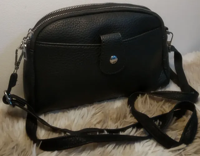 Bolsa preta nova pequena tiracolo charmosa