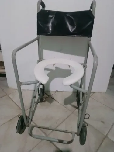Cadeira de banho com rodas para adulto