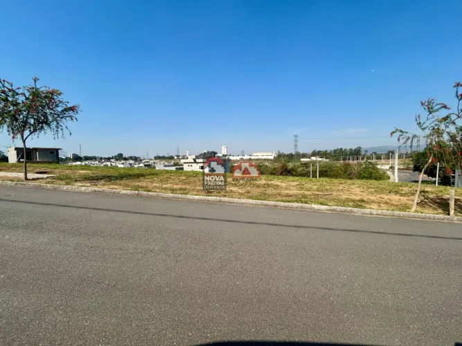 Terreno Padrão em Condomínio em Pindamonhangaba