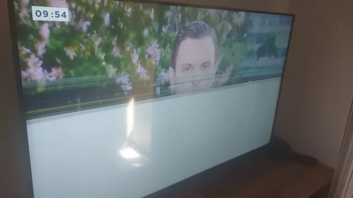 Philco Smart TV 50? 4K Roku TV com defeito na tela (linhas coloridas)