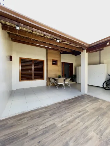 Casa duplex de esquina com dois quartos no Guajeru - Messejana - 45m²